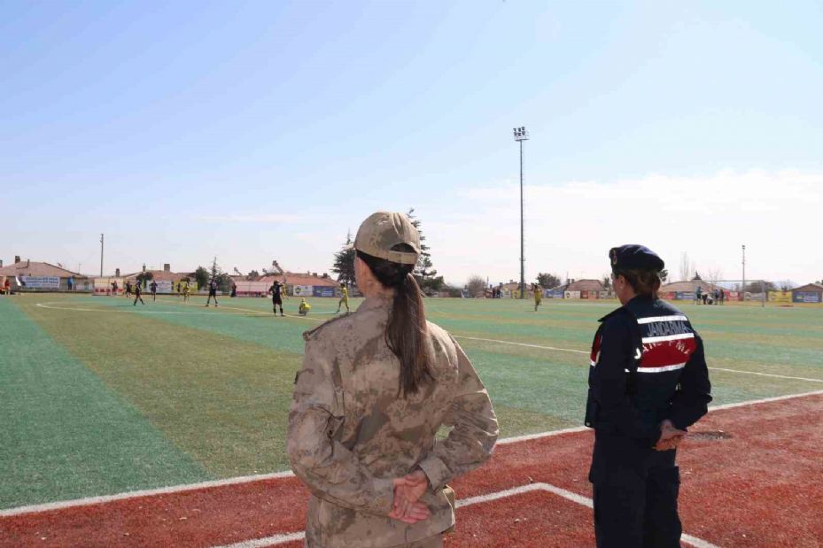 Kadın jandarma, kadın futbol takımının maçında güvenliği sağlayıp bilgilendirdi