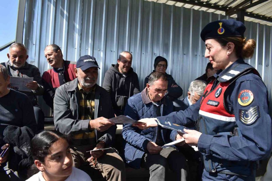 Kadın jandarma, kadın futbol takımının maçında güvenliği sağlayıp bilgilendirdi