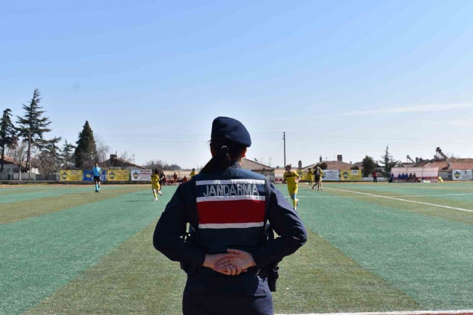 Kadın jandarma, kadın futbol takımının maçında güvenliği sağlayıp bilgilendirdi