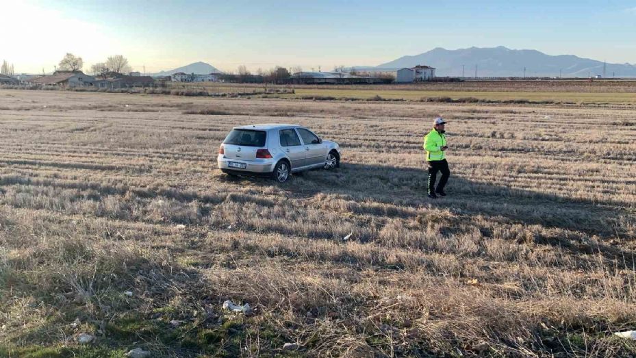 Karaman’da otomobil tarlaya uçtu: 2 yaralı