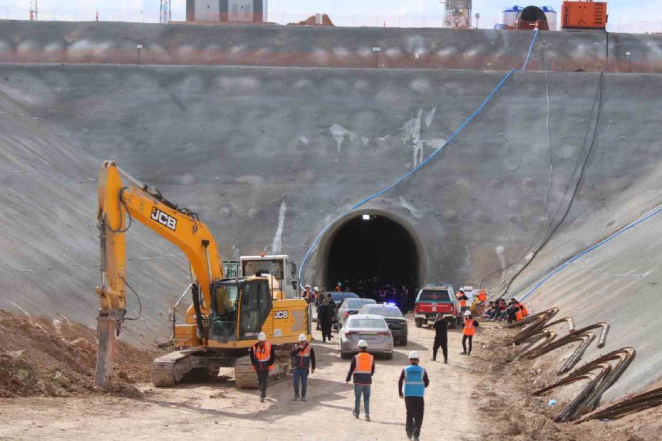 Hızlı tren şantiyesinde kaya düşmesi: 1 ölü, 1 yaralı