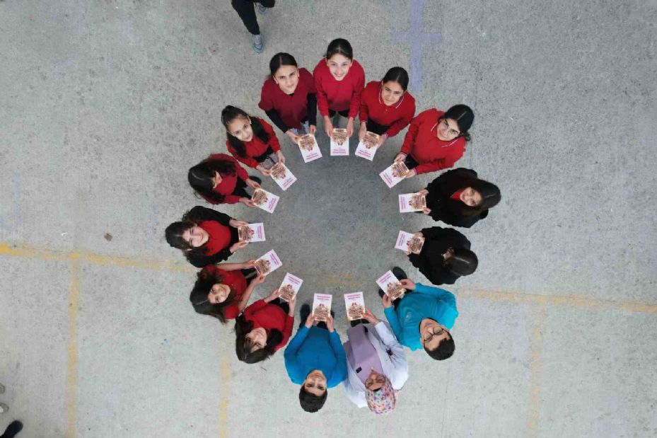 Ortaokul öğrencileri, yazdıkları hikayelerle kendi kitaplarını bastı