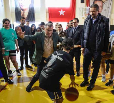 Bakan Bak okul sporları finallerinde gösteri maçına çıkacak