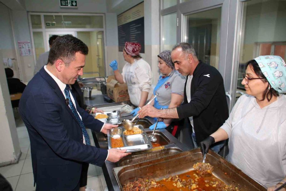 Başkan Dökmeci öğrencilerle iftarda buluştu