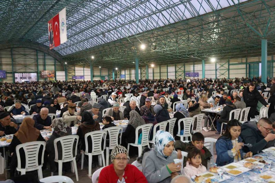 Başkan Kurt 75’inci Yıl Mahallesi’ndeki iftarda binlerce vatandaşla buluştu