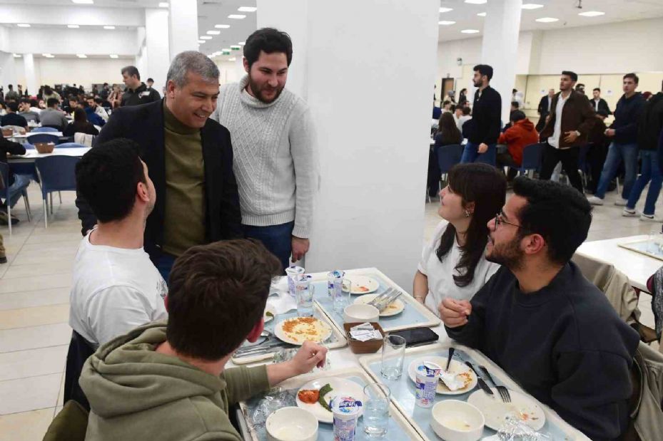 Rektör Adıgüzel öğrencilerle iftar yemeğinde buluşmaya devam ediyor