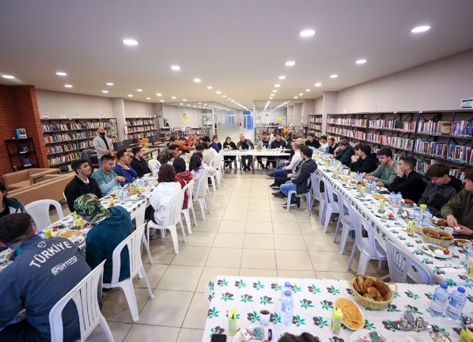 Sincan Belediye Başkanı Ercan, gençlerle sahur yaptı