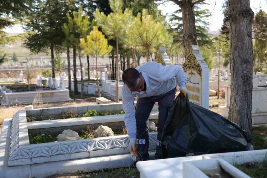 Mezarlıklarda bayram hazırlığı başladı