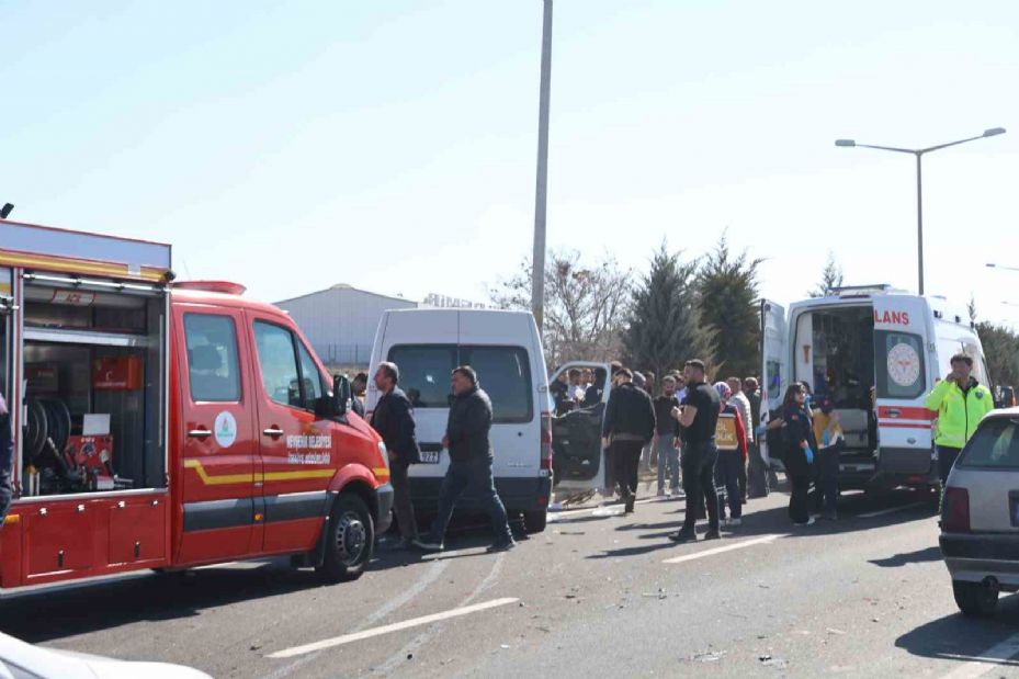 Nevşehir’de minibüs tıra arkadan çarptı: 1 ölü