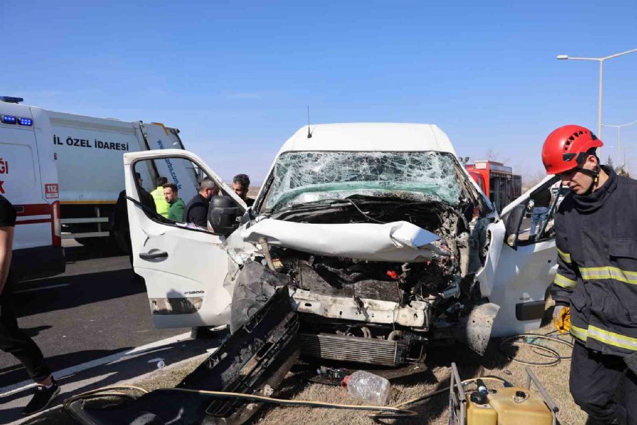 Nevşehir’de minibüs tıra arkadan çarptı: 1 ölü