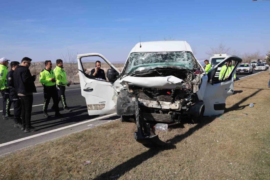 Nevşehir’de minibüs tıra arkadan çarptı: 1 ölü