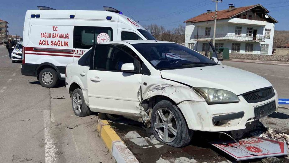 Kontrolden çıkan otomobil refüje çıktı: 1 yaralı