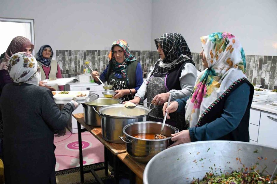 Çevre köylerden örnek aldılar, Ramazan’da tek iftar sofrası kurdular