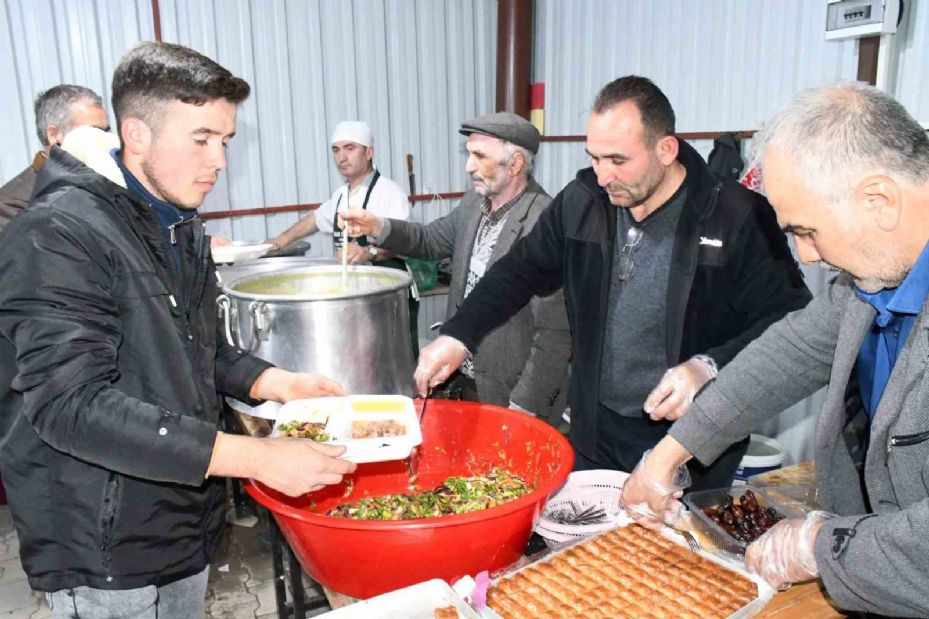 Çevre köylerden örnek aldılar, Ramazan’da tek iftar sofrası kurdular