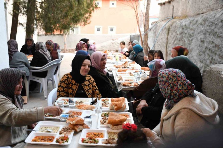 Çevre köylerden örnek aldılar, Ramazan’da tek iftar sofrası kurdular