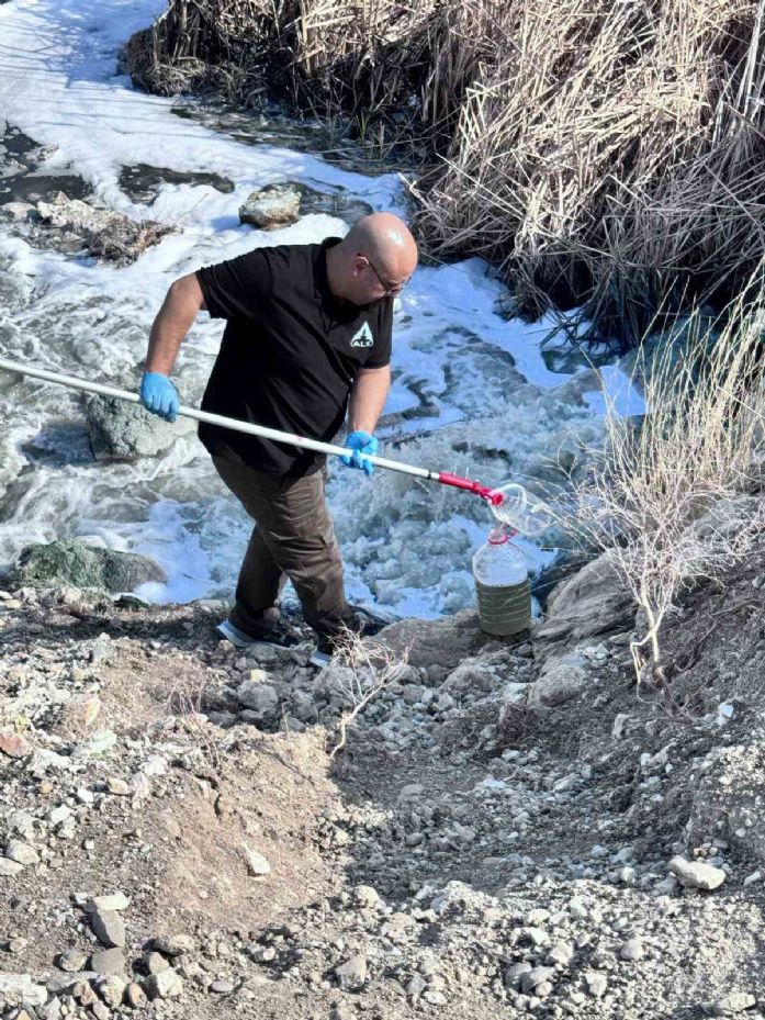 Ceyhan Nehri’nde balık ölümlerinin araştırılması için 21 noktadan numune alındı