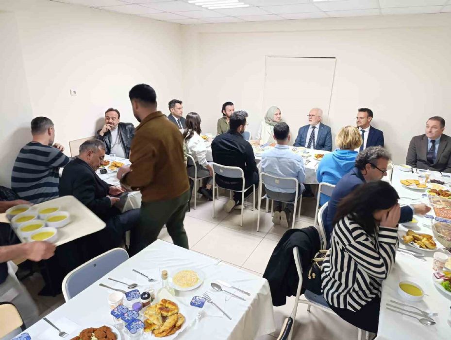 İl Sağlık Müdürü Bildirici, hastane personeliyle iftar yapmayı sürdürüyor