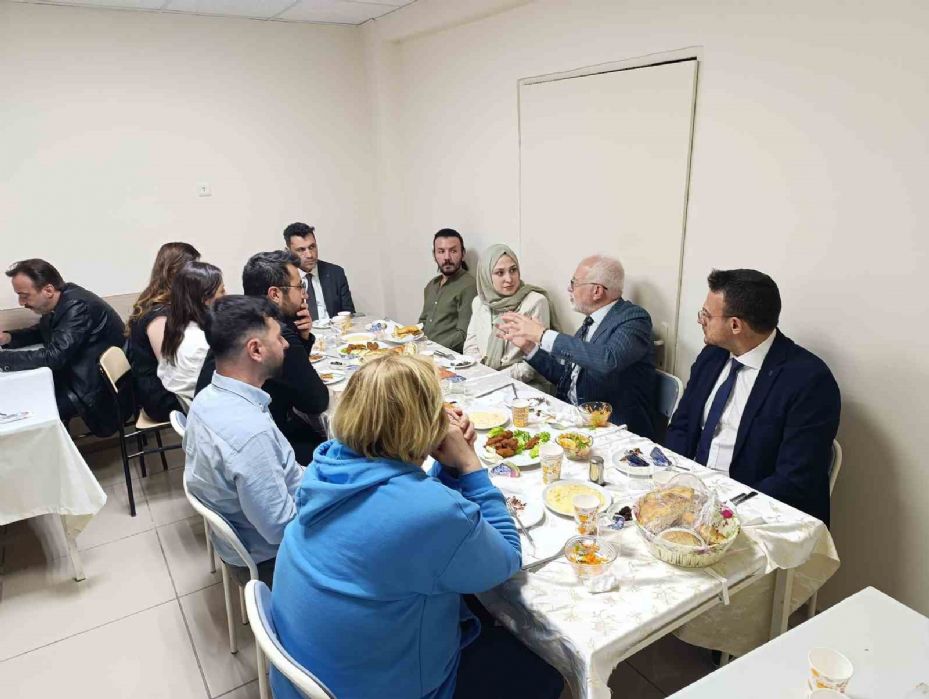 İl Sağlık Müdürü Bildirici, hastane personeliyle iftar yapmayı sürdürüyor