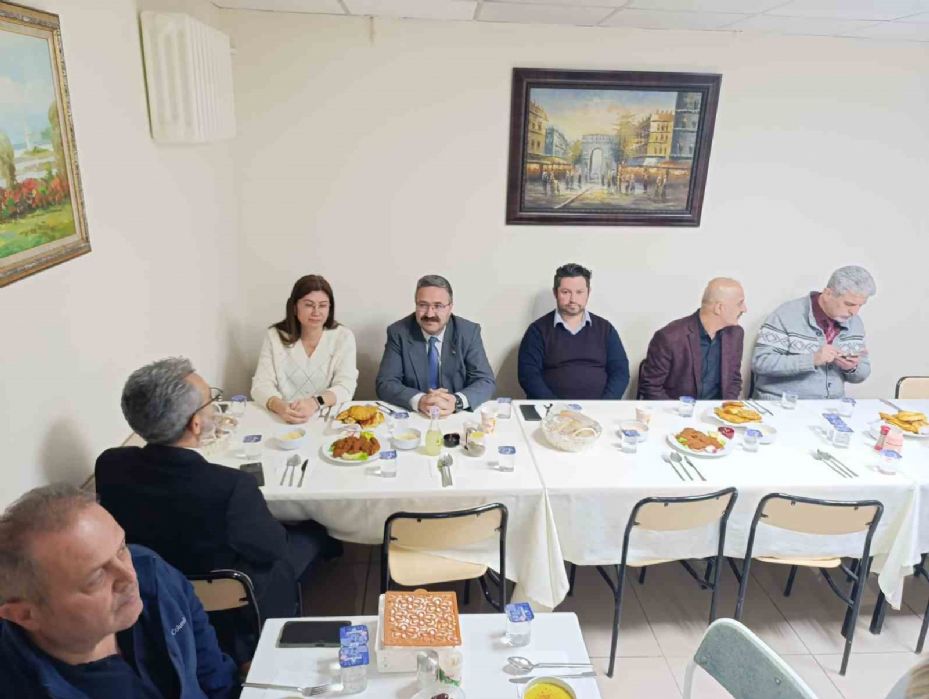 İl Sağlık Müdürü Bildirici, hastane personeliyle iftar yapmayı sürdürüyor