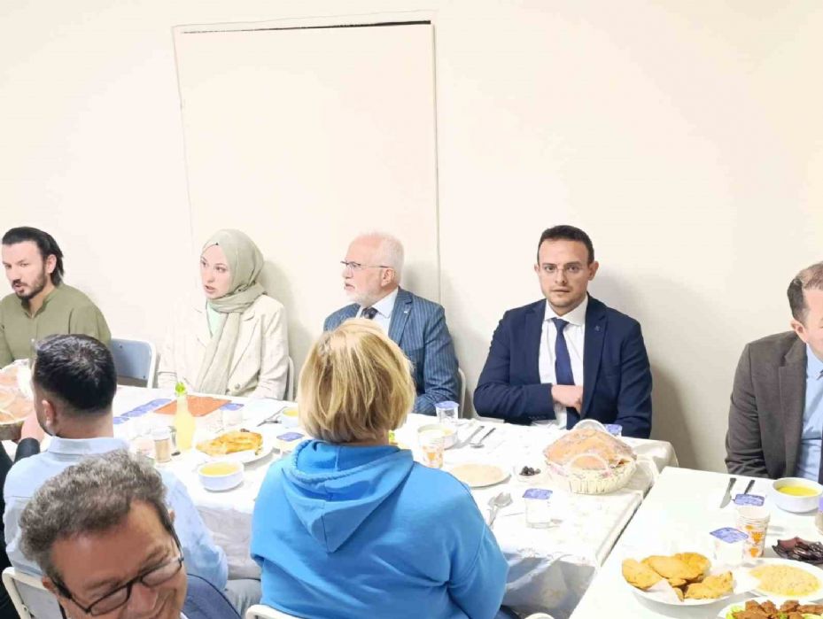 İl Sağlık Müdürü Bildirici, hastane personeliyle iftar yapmayı sürdürüyor