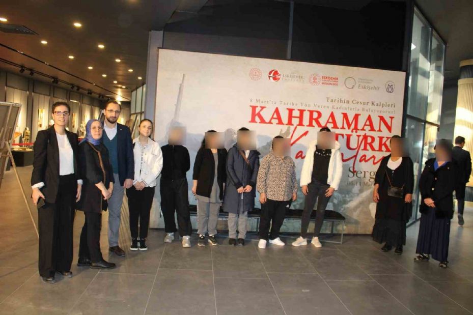 Kadın yükümlüler ’Kahraman Türk Kadınları Sergisi’ni inceledi