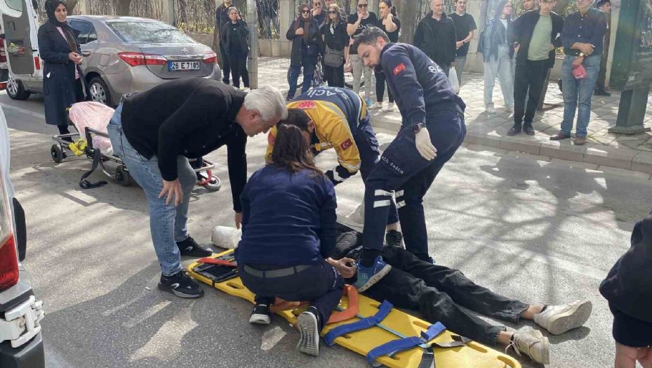 Yerde yatan yaralı motosiklet sürücüsünü oğlu sandı