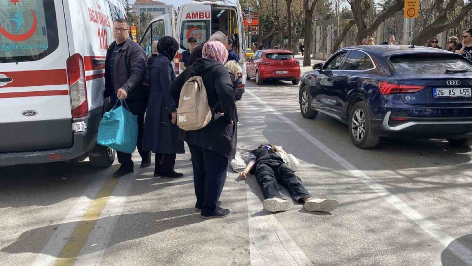 Yerde yatan yaralı motosiklet sürücüsünü oğlu sandı