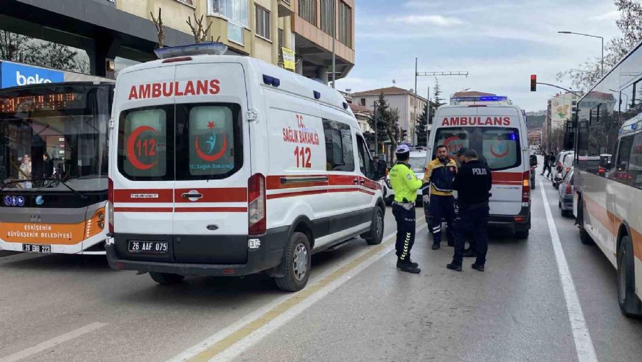 Yerde yatan yaralı motosiklet sürücüsünü oğlu sandı