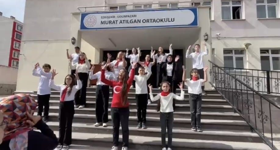 Öğrenciler İstiklal Marşı’nı işaret diliyle okudu