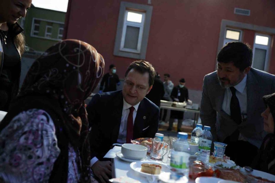 AK Parti Sağlık Politikaları Başkanı Yerebakan, hasta ve hasta yakınlarıyla iftarda bir araya geldi