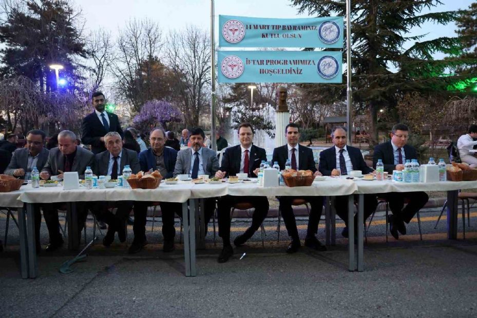 AK Parti Sağlık Politikaları Başkanı Yerebakan, hasta ve hasta yakınlarıyla iftarda bir araya geldi