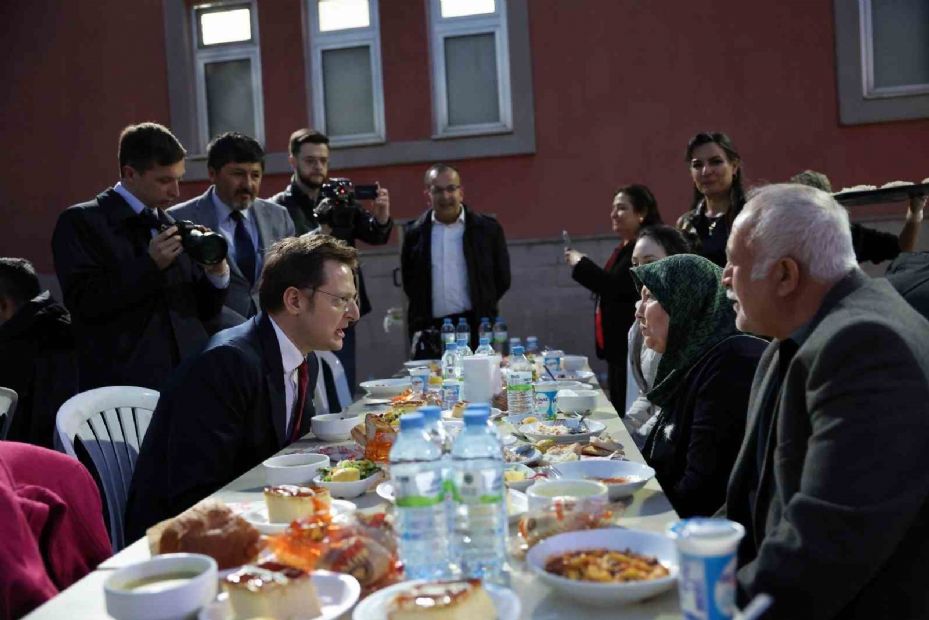 AK Parti Sağlık Politikaları Başkanı Yerebakan, hasta ve hasta yakınlarıyla iftarda bir araya geldi