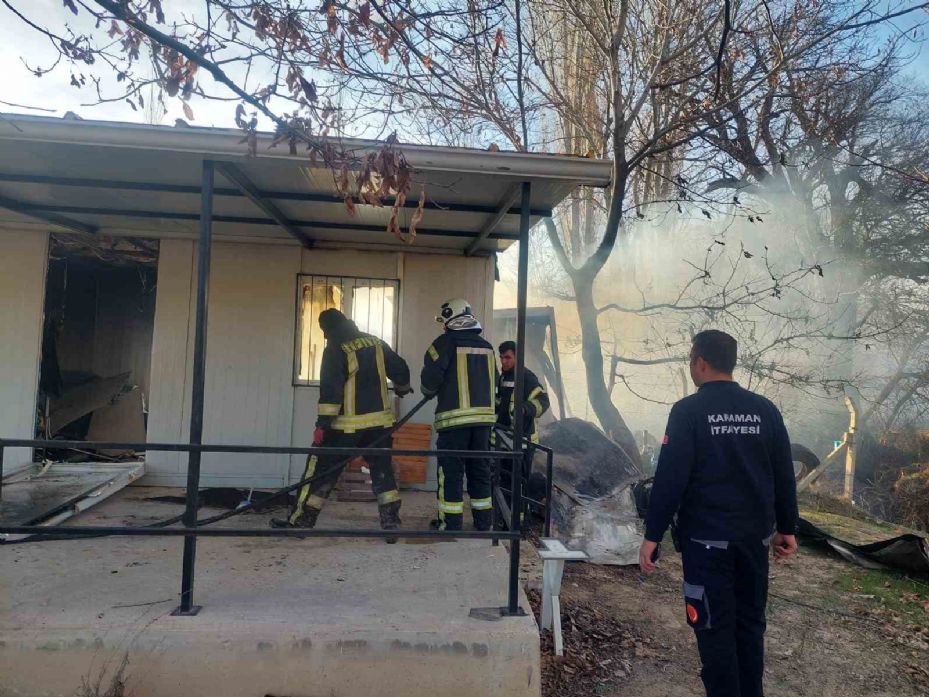 Karaman’da bahçe evi alevlere teslim oldu