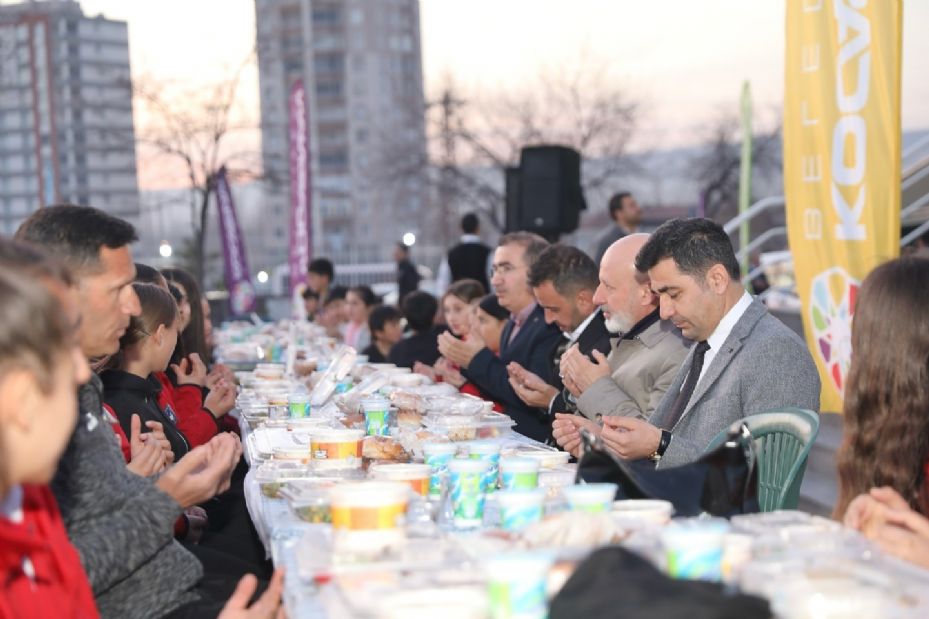 Başkan Çolakbayrakdar: "Sofralarımızdan bereket, gönüllerimizden muhabbet eksik olmasın"