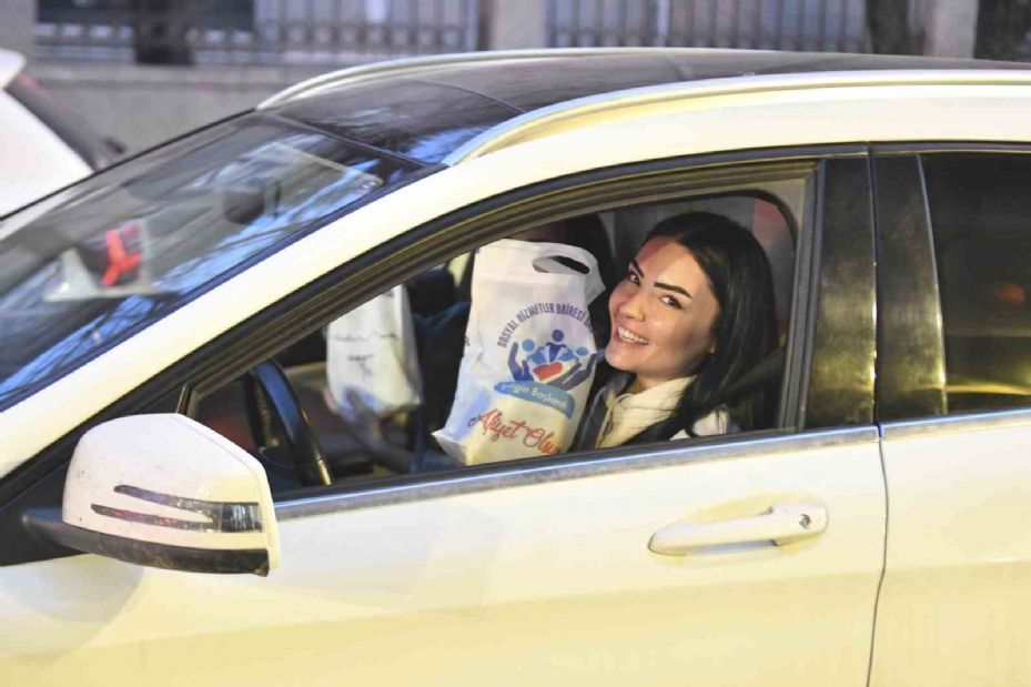 Ankara’da iftara yetişemeyen vatandaşlara motokuryelerle kumanya dağıtıldı