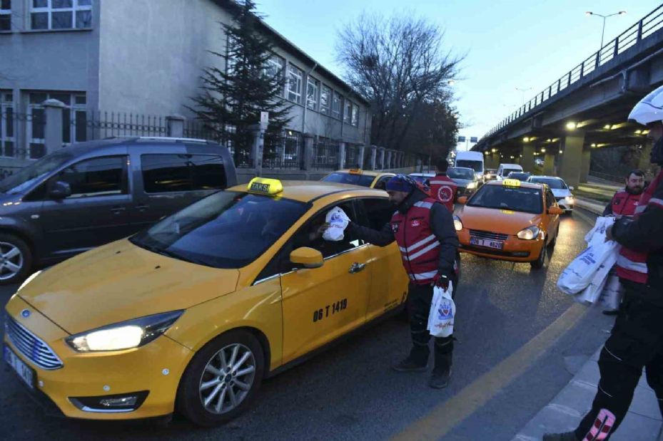 Ankara’da iftara yetişemeyen vatandaşlara motokuryelerle kumanya dağıtıldı