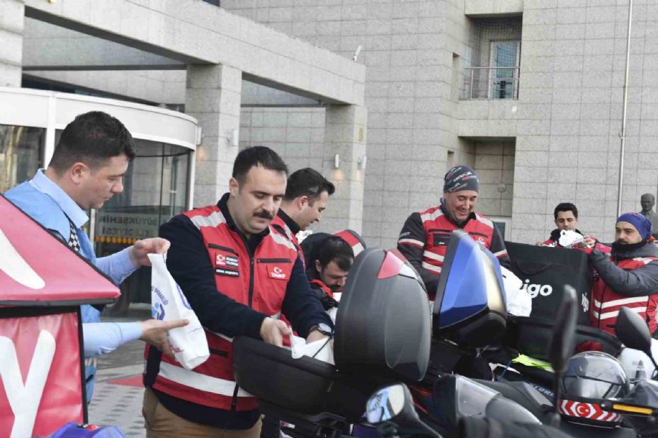 Ankara’da iftara yetişemeyen vatandaşlara motokuryelerle kumanya dağıtıldı