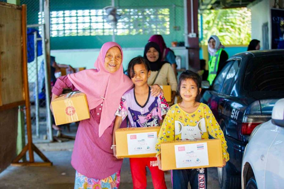 TİKA’dan Tayland’da selden etkilenen 900 aileye gıda paketi