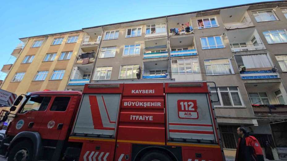 Evini yakan şahsı itfaiye kurtardı