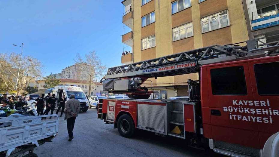 Evini yakan şahsı itfaiye kurtardı