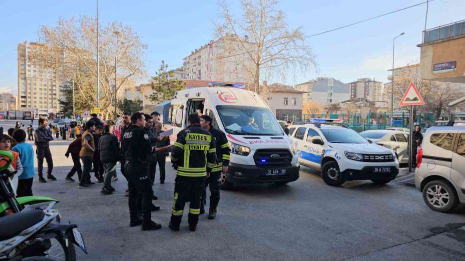 Evini yakan şahsı itfaiye kurtardı