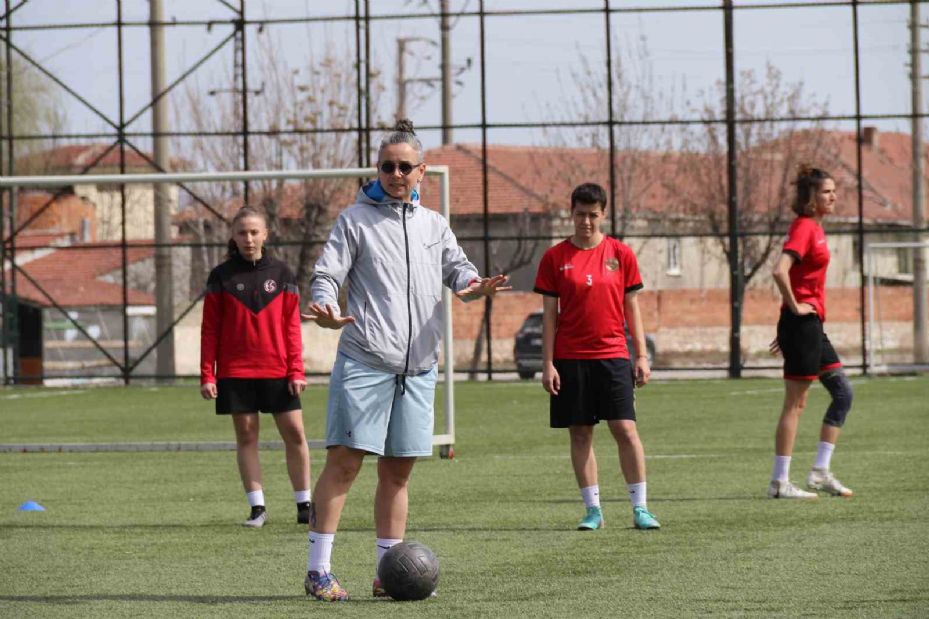 Kadın teknik direktör takımını bir maç daha otobüsün üstünden yönetecek