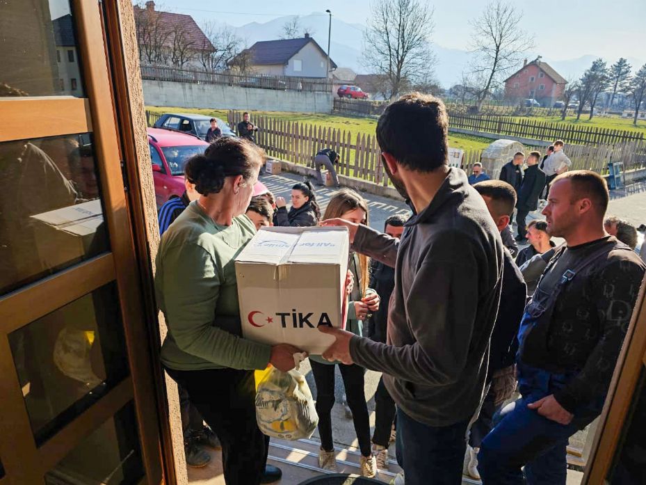 TİKA, Karadağ’da ihtiyaç sahiplerine gıda kolisi ulaştırdı