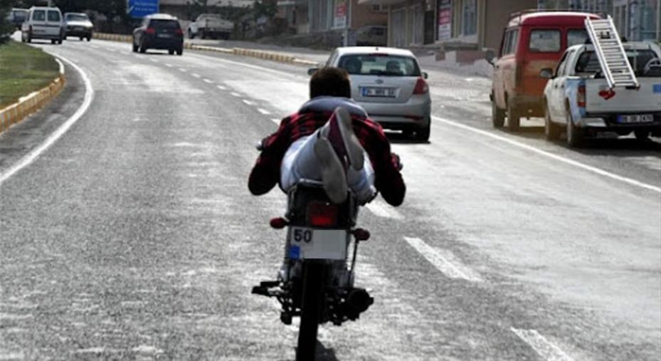 Trafikte yatarak ilerlediler, 81 bin lira ceza yediler