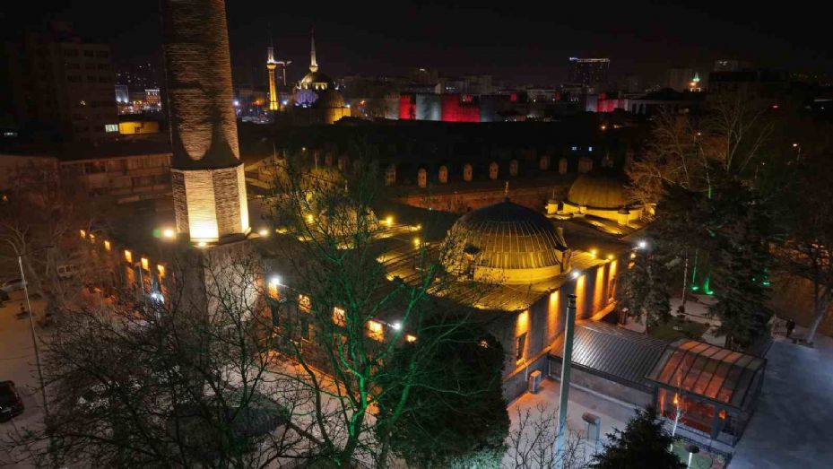 Kayseri Büyükşehir; Ramazan’da Camii Kebir’i ışıklandırdı