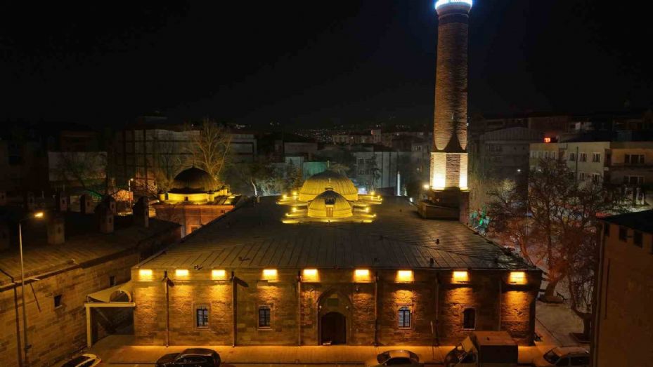 Kayseri Büyükşehir; Ramazan’da Camii Kebir’i ışıklandırdı