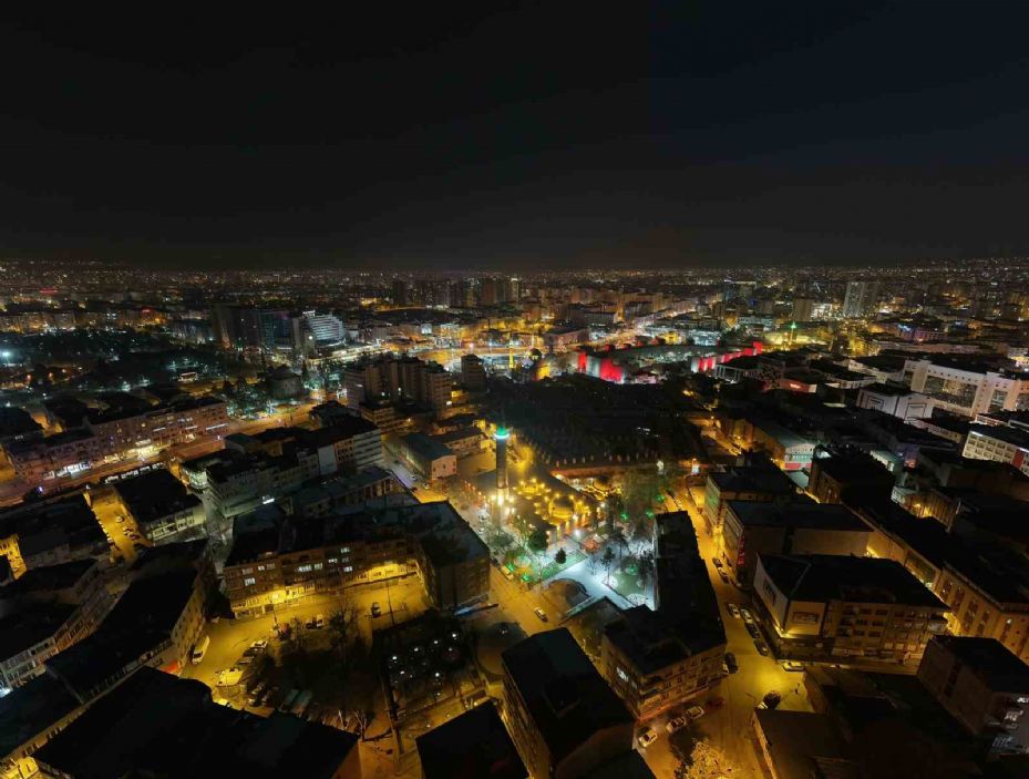 Kayseri Büyükşehir; Ramazan’da Camii Kebir’i ışıklandırdı