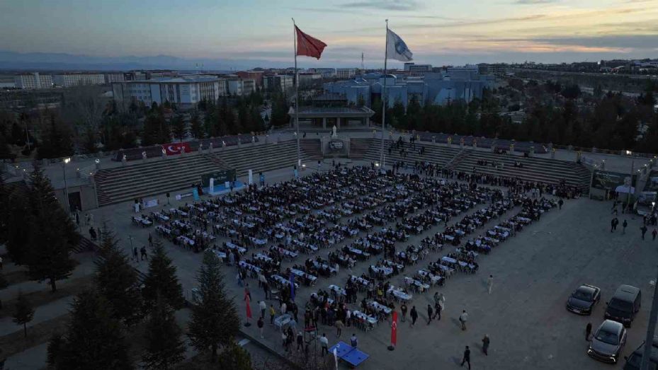 Niğde Belediyesi’nden üniversite öğrencilerine 7 bin 500 kişilik iftar yemeği