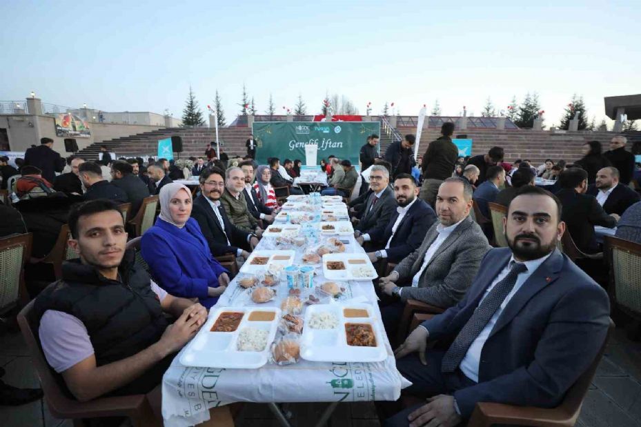 Niğde Belediyesi’nden üniversite öğrencilerine 7 bin 500 kişilik iftar yemeği