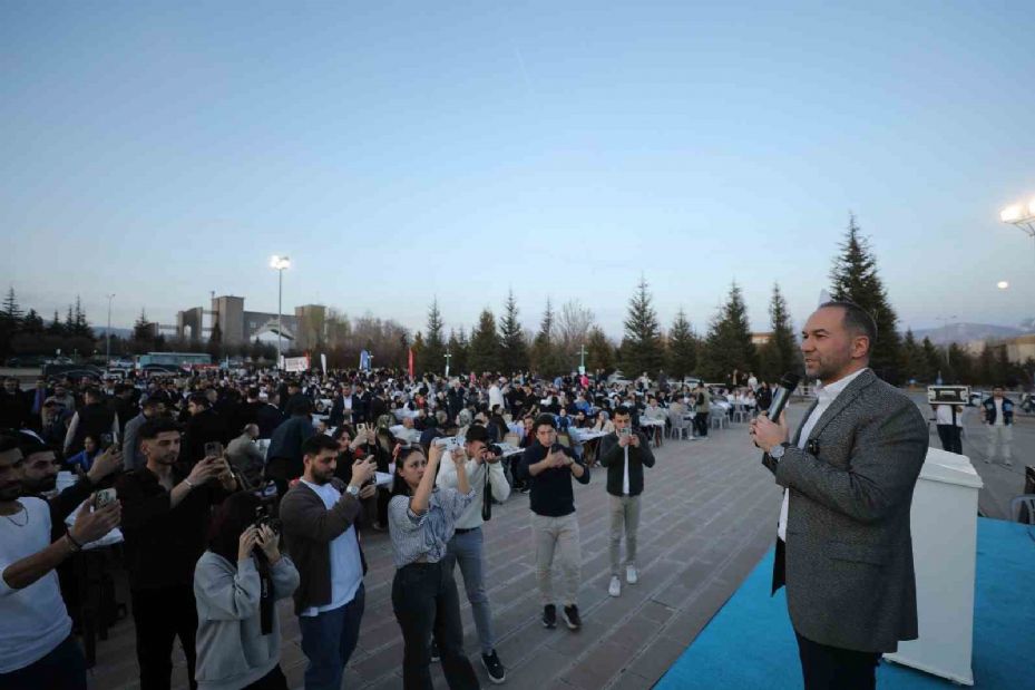 Niğde Belediyesi’nden üniversite öğrencilerine 7 bin 500 kişilik iftar yemeği